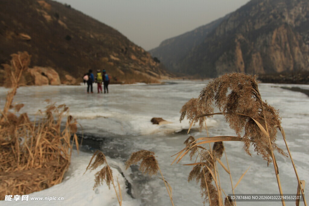 冬日冰河旁的徒步景象
