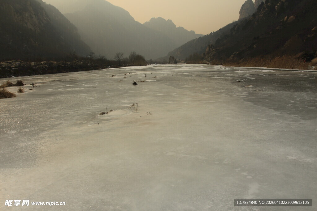 冰封河谷 远山朦胧之景