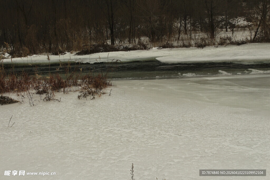 冬日雪景中的冰封河岸