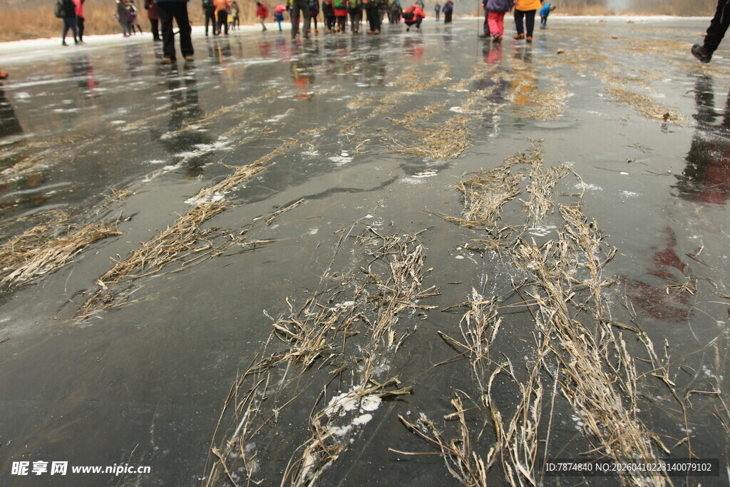 冰面残痕 众人漫步其上