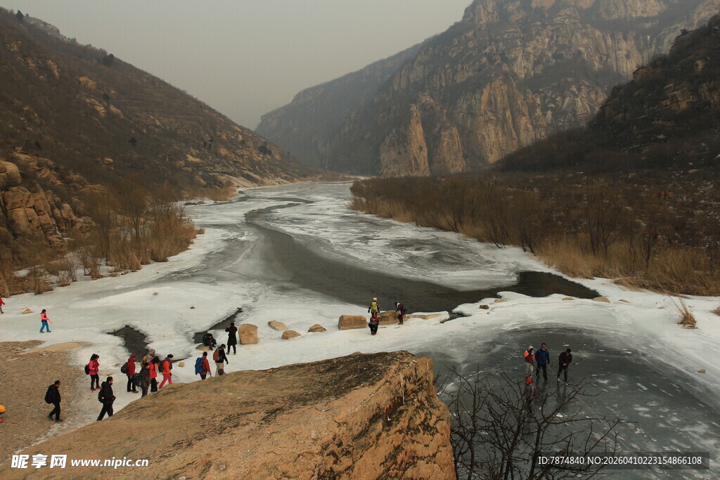 冬日峡谷冰河游人漫步