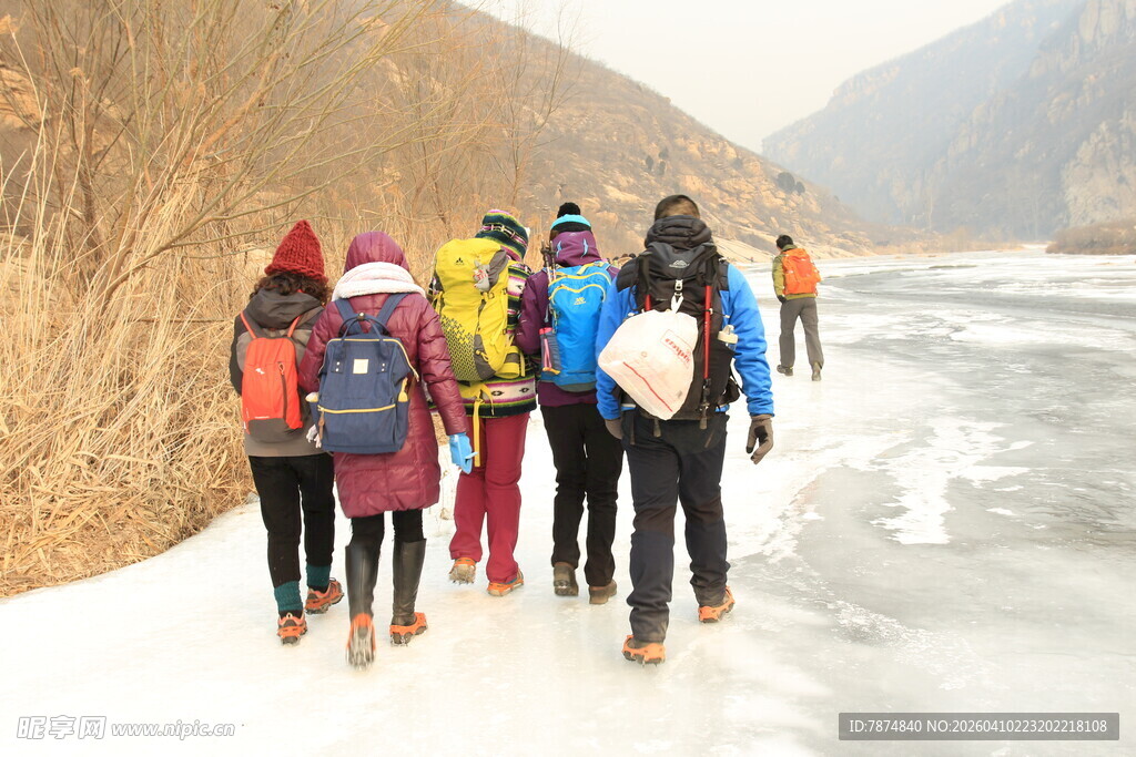 徒步旅行者在冰雪山间前行