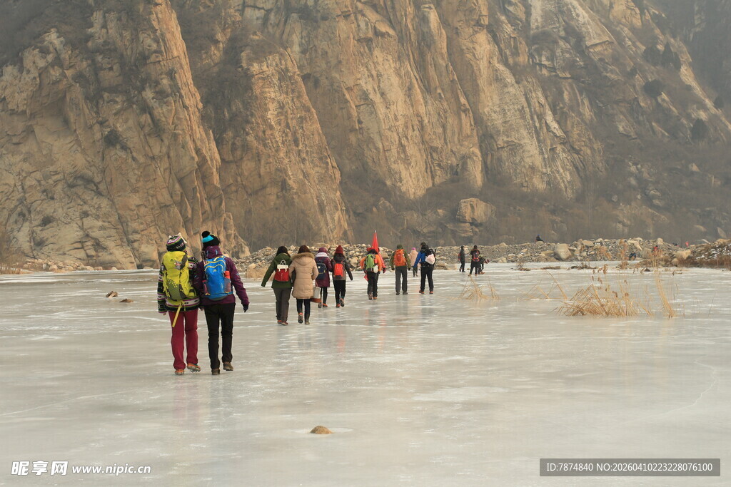 冰面徒步队伍穿行山间