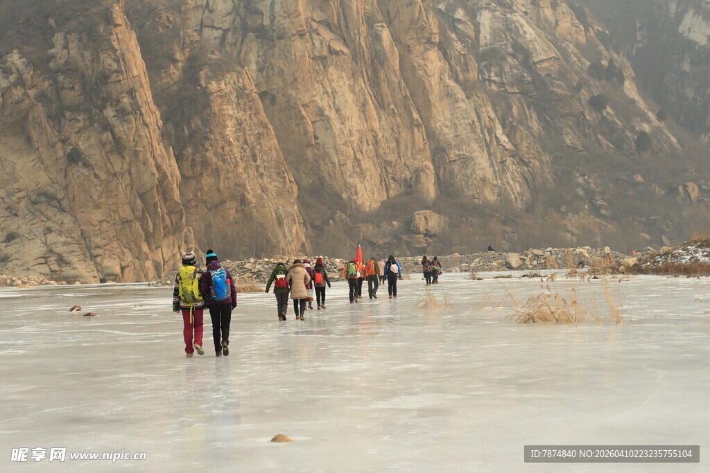 徒步者穿行于河谷之间