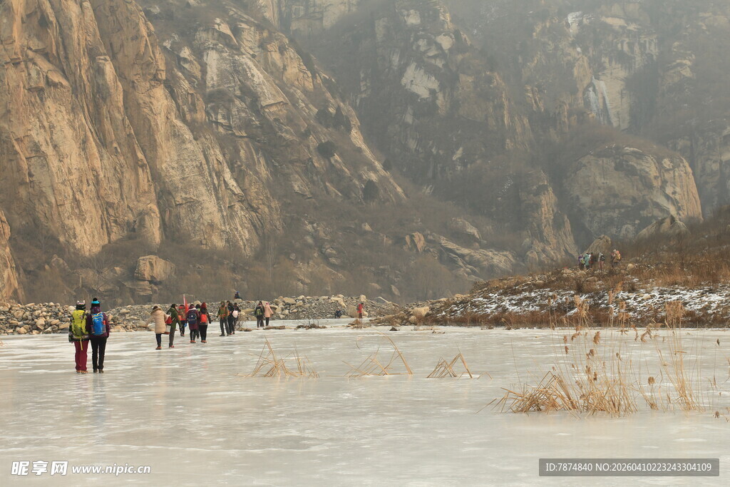 冬日山间冰河漫步景象