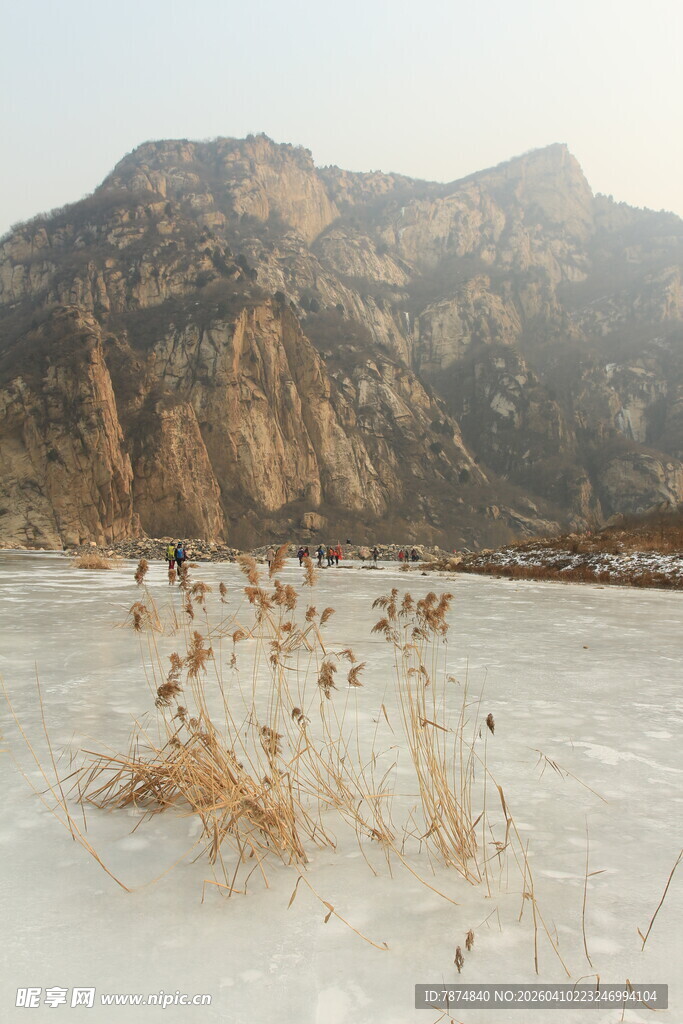 冬日冰封河畔 枯草伴远山