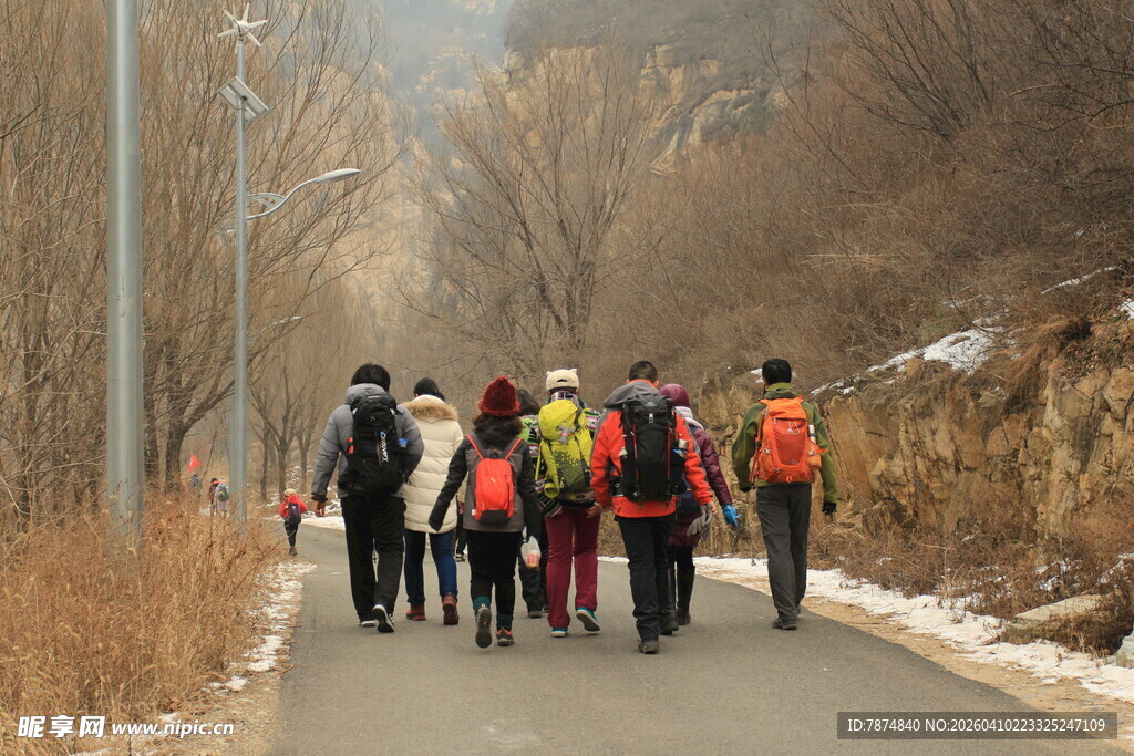 冬日徒步队伍行进在路上