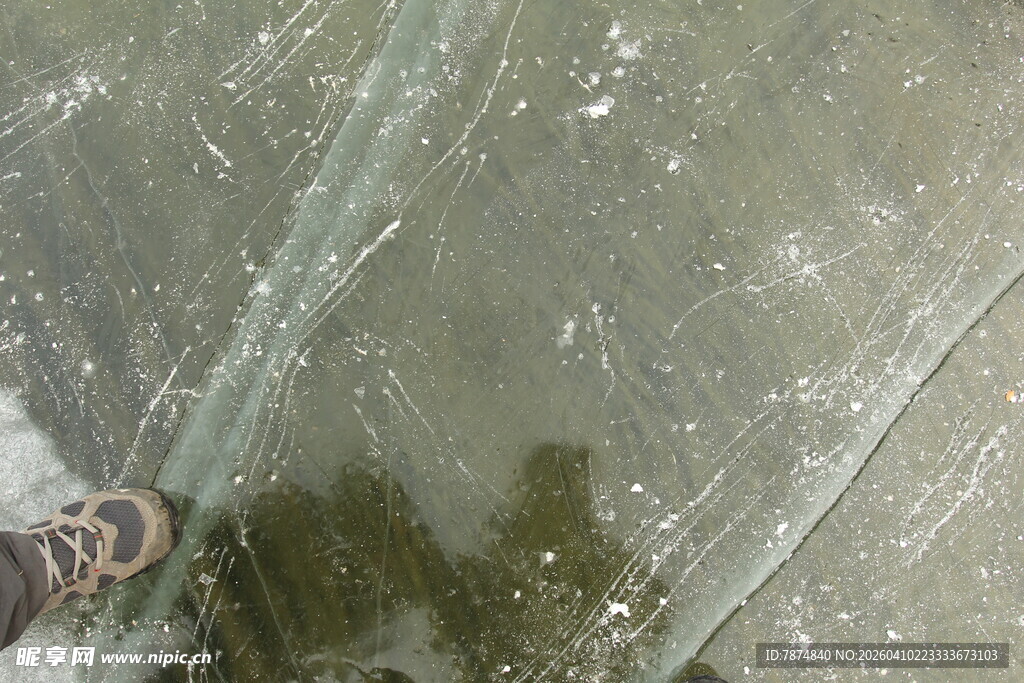地面水渍与鞋印特写