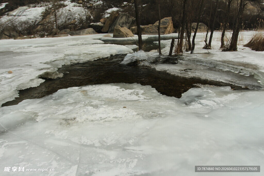 冬日冰面开裂景象