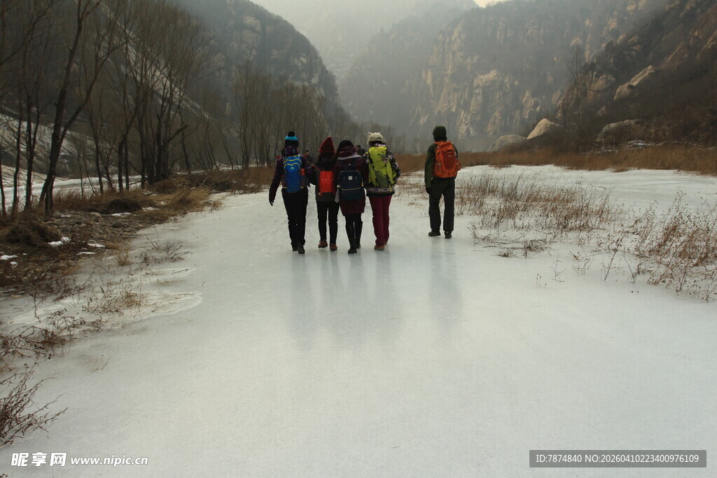 冬日山间徒步队伍