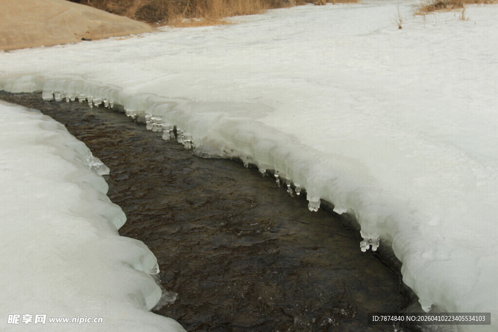 溪边冰雪消融景象