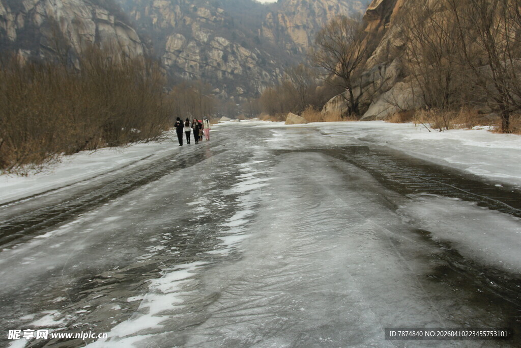 冬日冰路徒步景象
