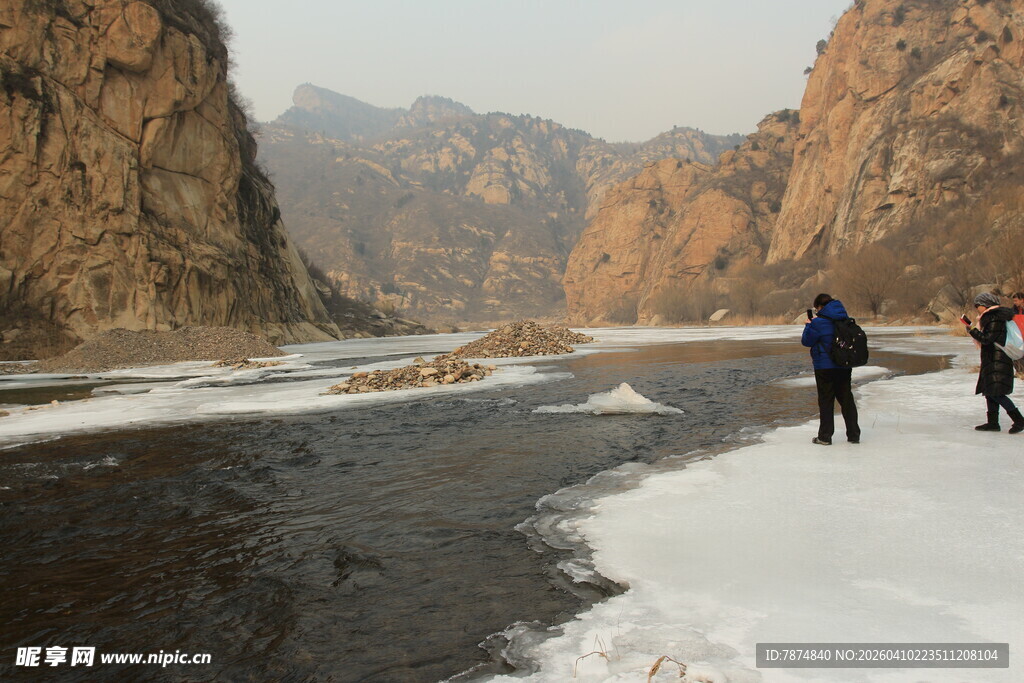 冬日峡谷徒步场景