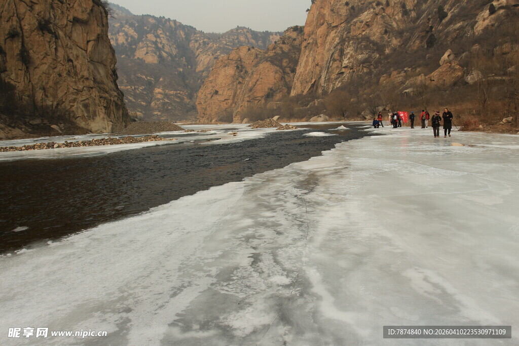 冬日冰河徒步景观