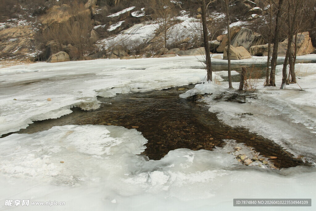 冬日冰封溪流与木桥景象