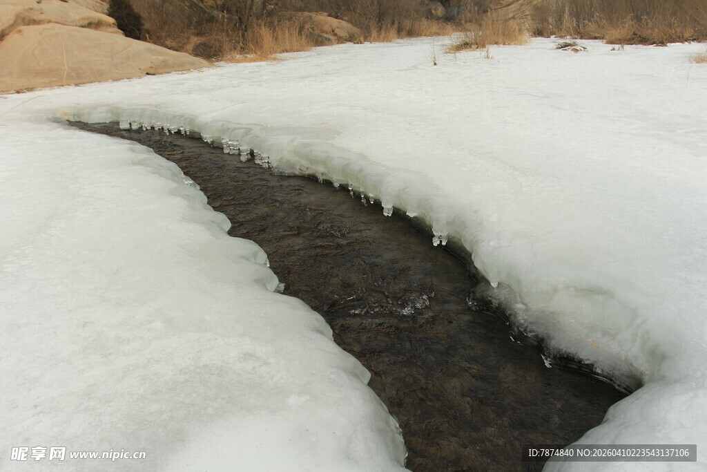 溪边残雪景象