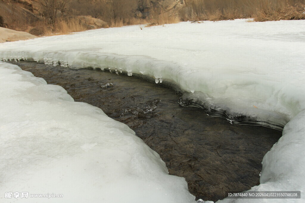 冬日溪流覆薄冰景象