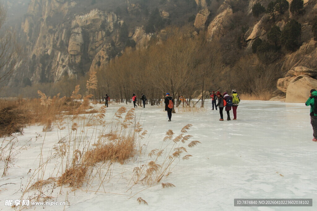 冬日冰河徒步人群