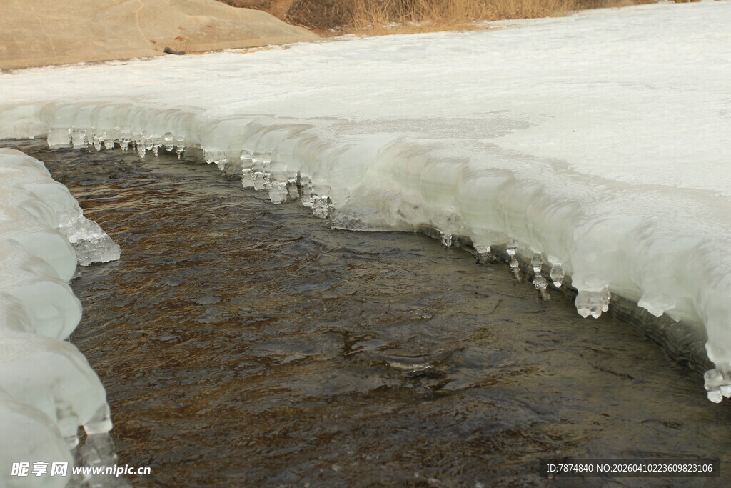 溪边冰层景观