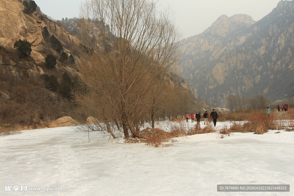 冬日山间雪景中的漫步人群