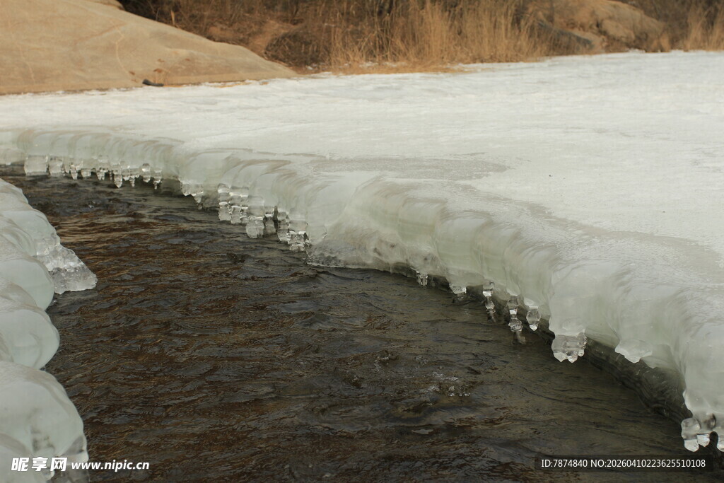 溪流边缘的晶莹冰凌