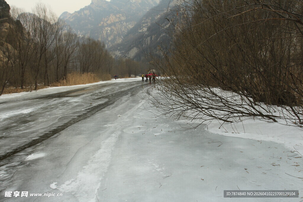 冬日雪覆山路景象