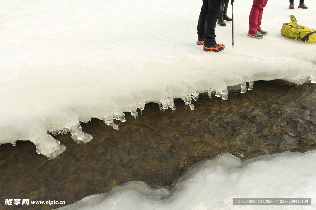 雪地中露出的潺潺溪流