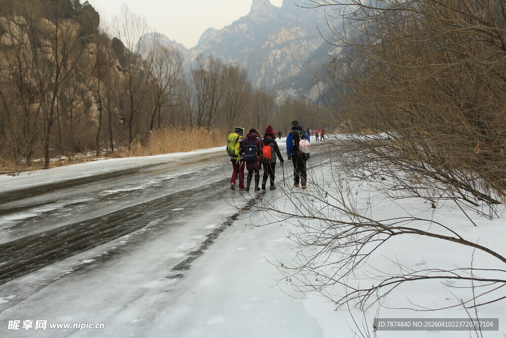 冬日户外徒步队伍