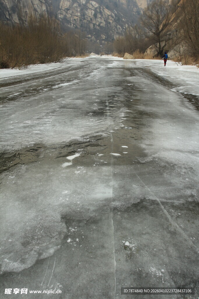 冬日结冰路面一人独行