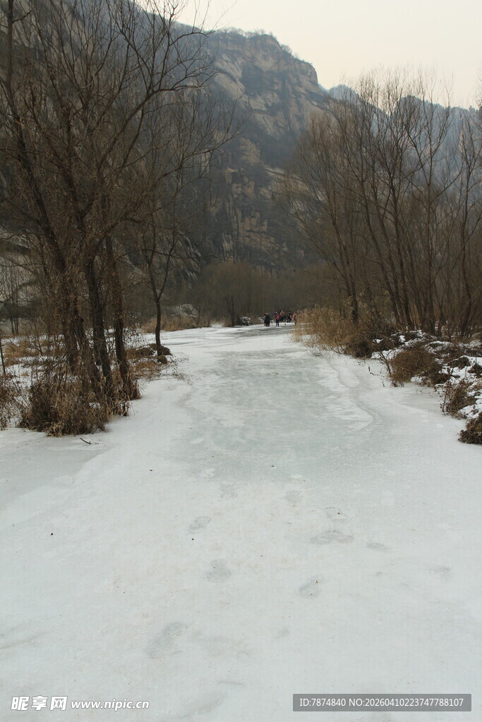 冬日山间雪覆小路景象