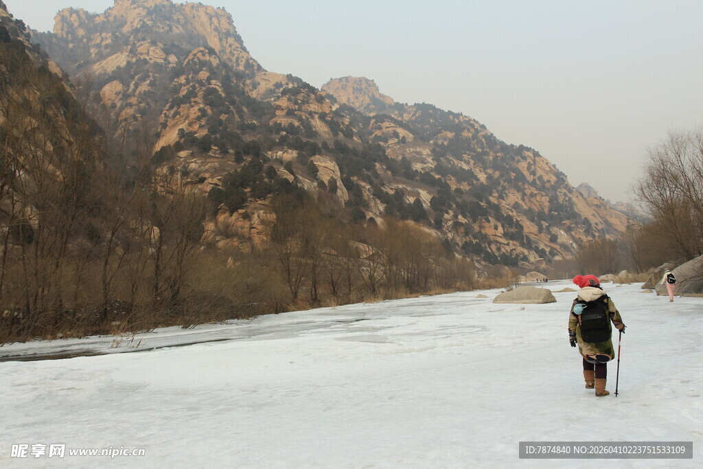 雪地徒步者与远山美景