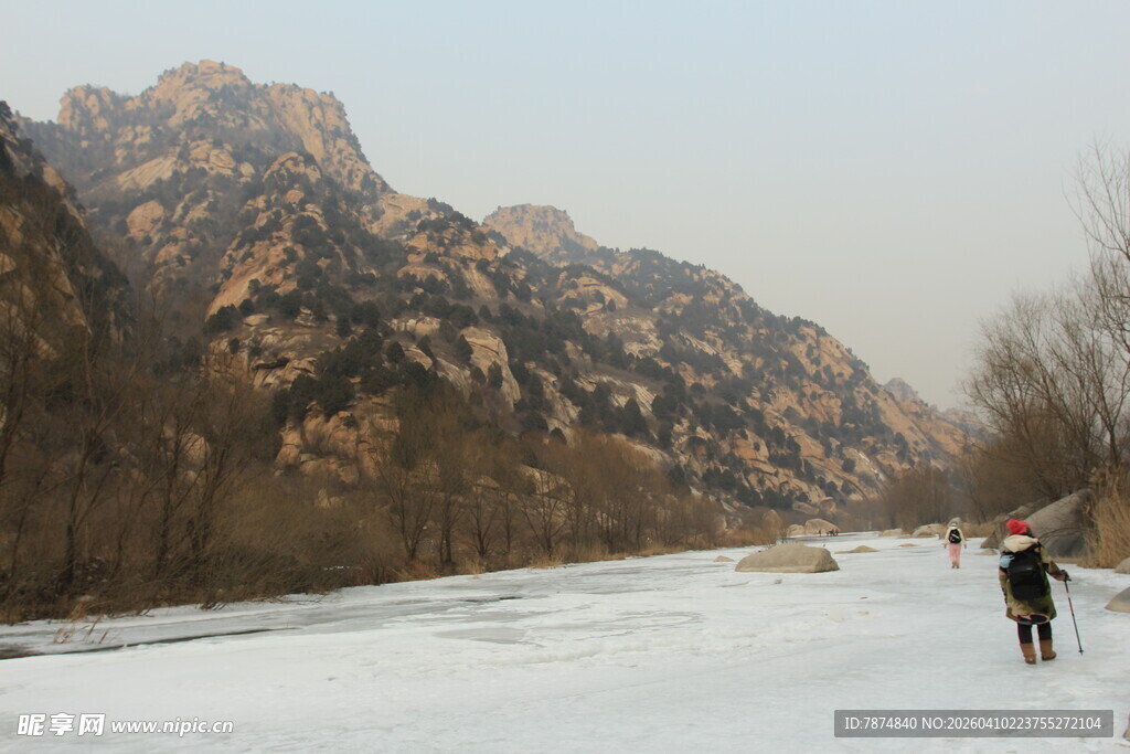 冬日冰河徒步的旅人