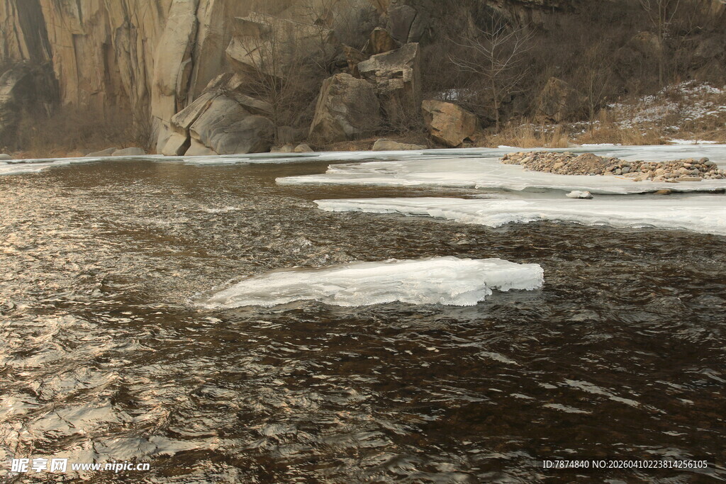 山间溪流覆薄冰景象