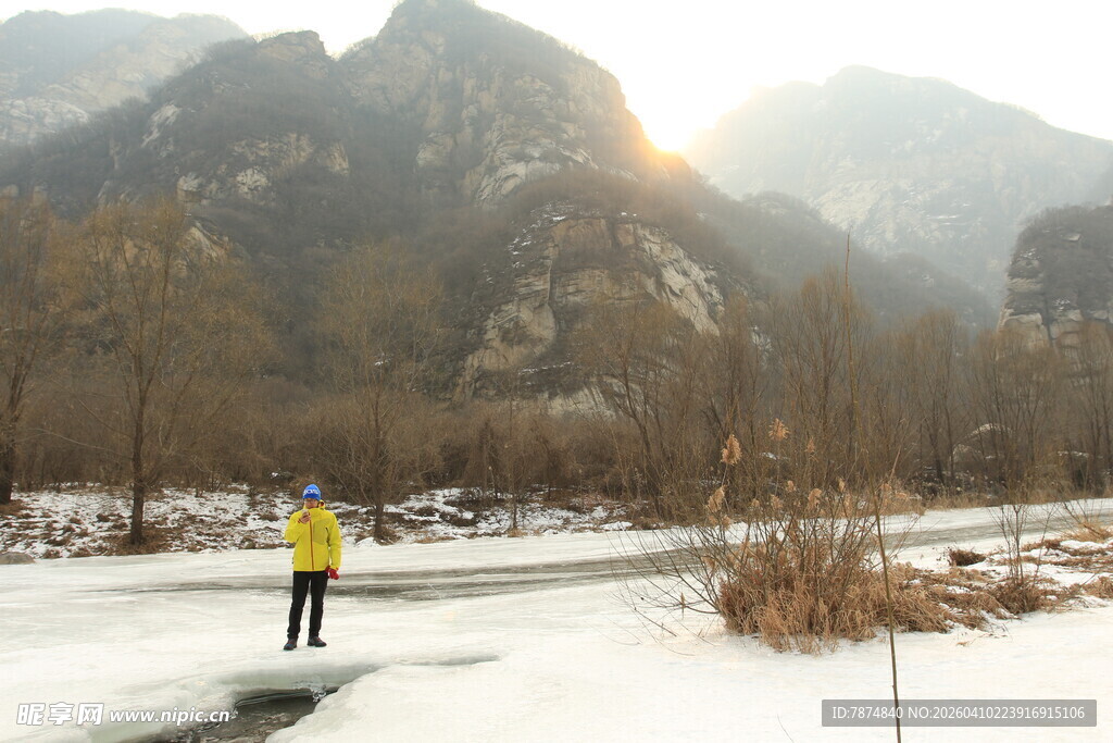冬日山间独行游客