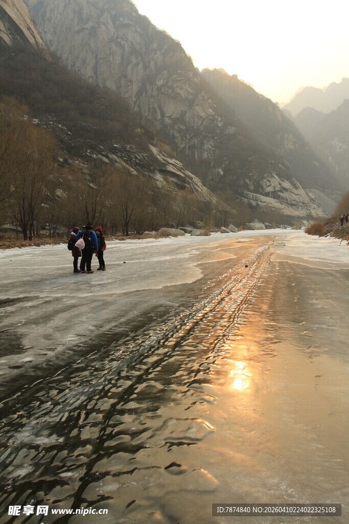 冬日山间冰河上的行人
