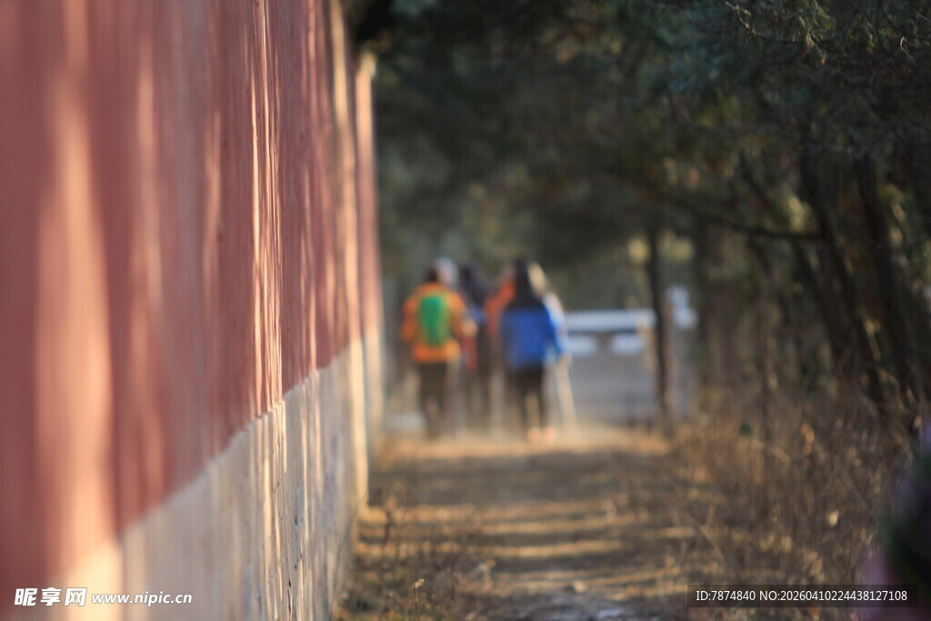冬日墙边漫步的人群