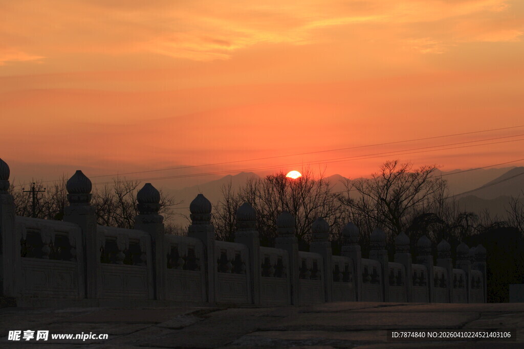 夕阳下的墓地景观