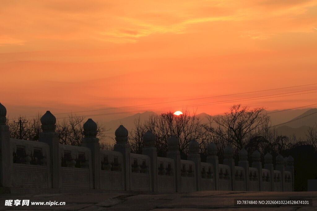 夕阳下的墓地景致