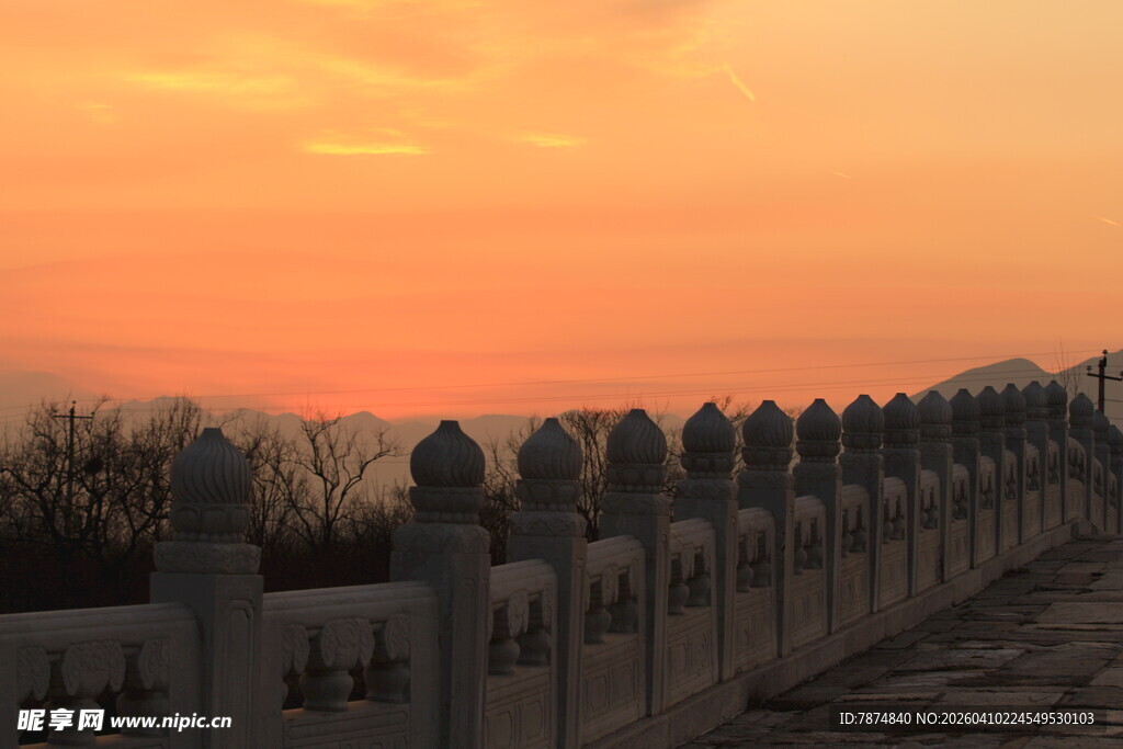 夕阳下的古老围栏美景