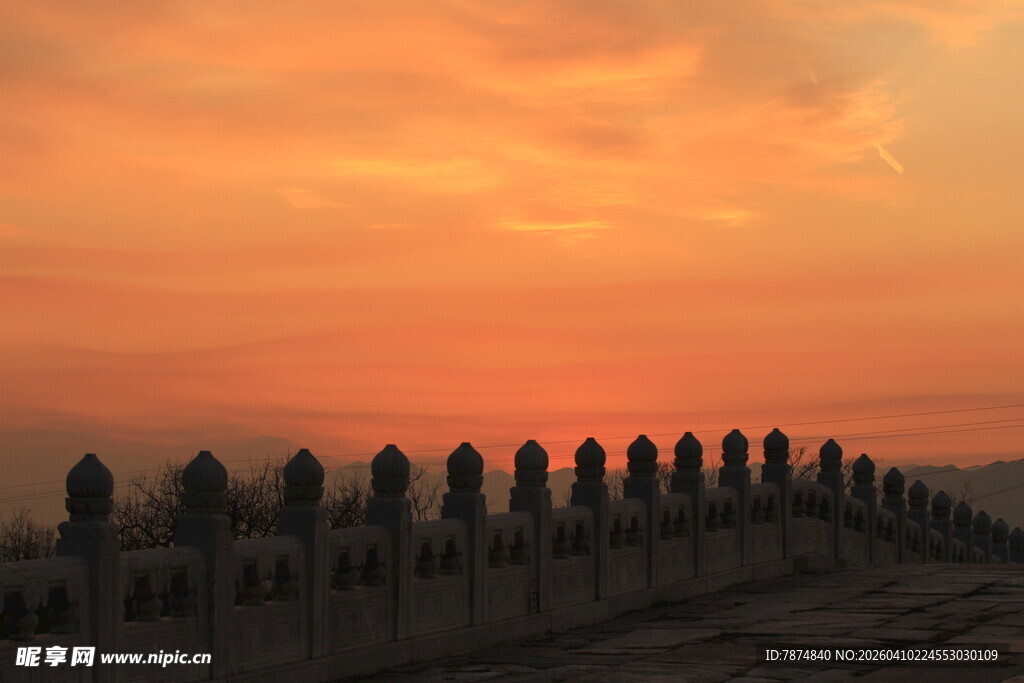 夕阳下的古建筑轮廓