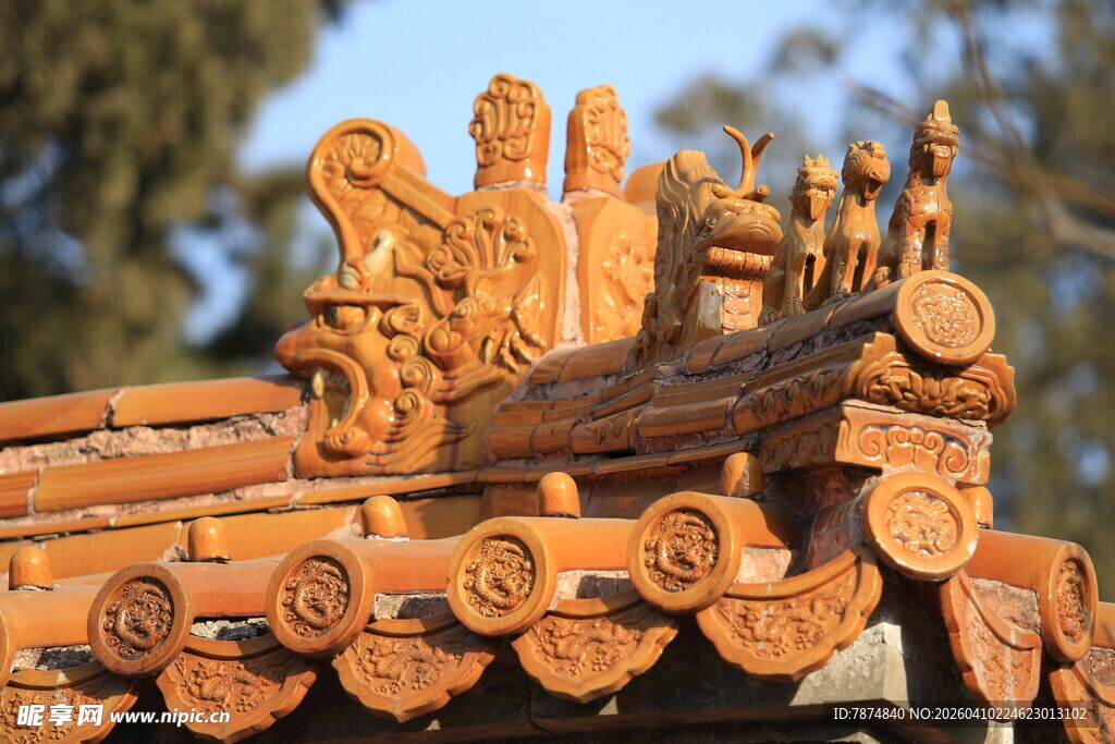 中式古建筑屋顶精美雕刻