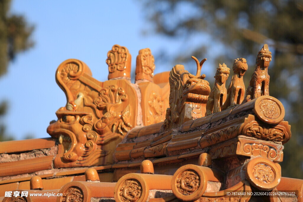 传统建筑屋脊上的精美雕塑