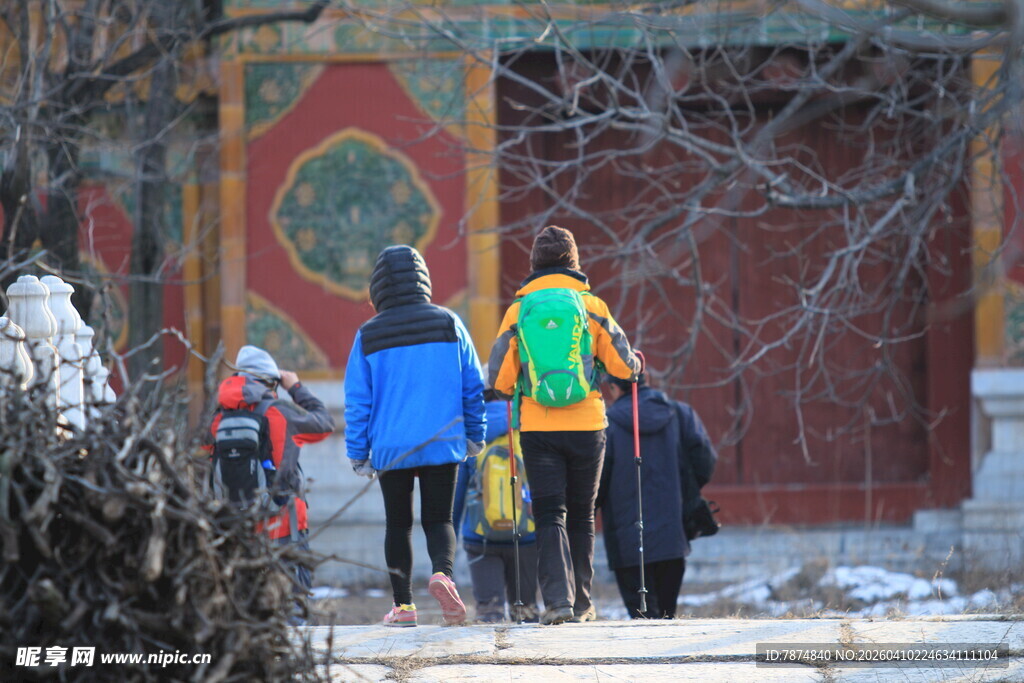 冬日行人走过传统建筑前