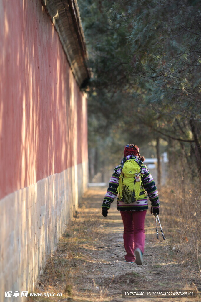 乡村小道上的背包徒步者