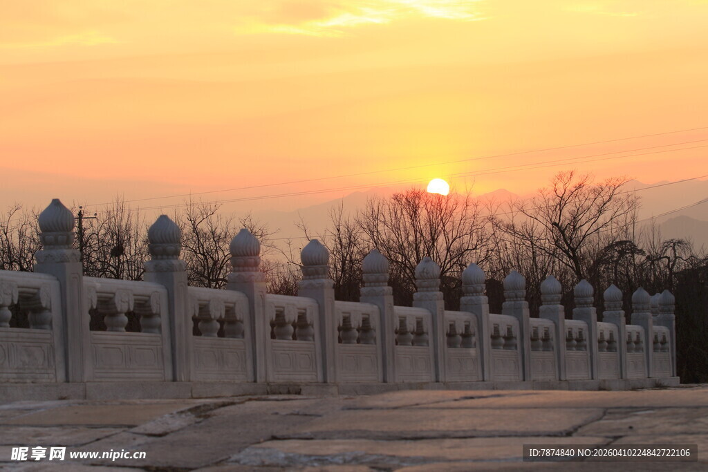 夕阳下的古建筑群