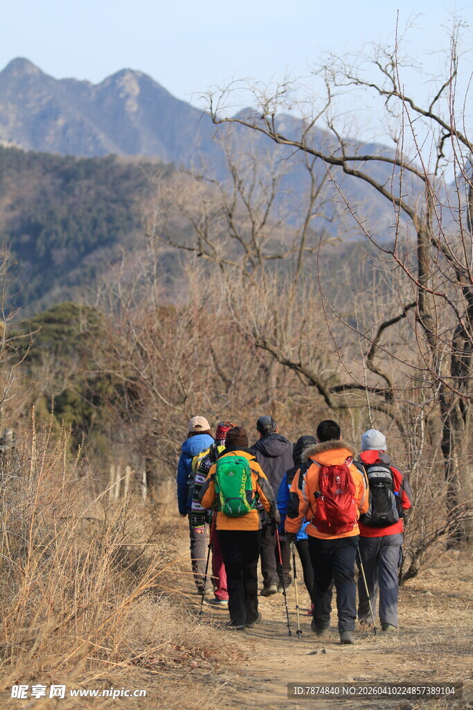 徒步旅行者穿行山间小道