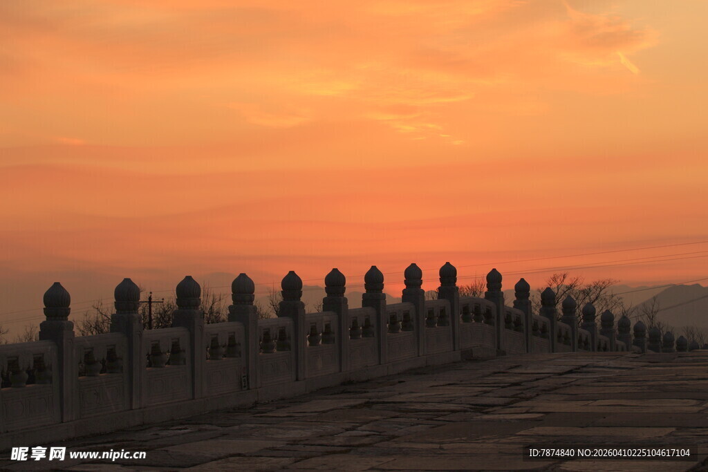 夕阳下的古老城墙剪影