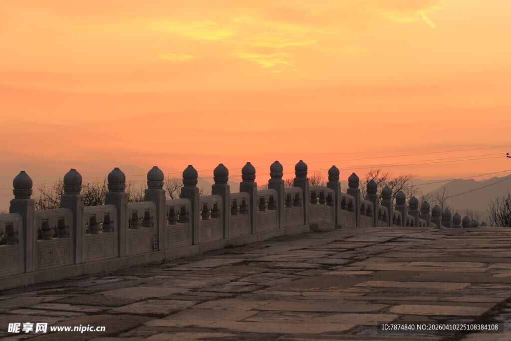 夕阳下的古老建筑栏杆