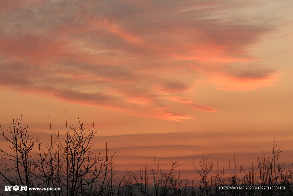 日落时分的绚烂天空景象