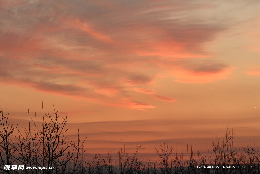 日落时分的绚烂天空景色